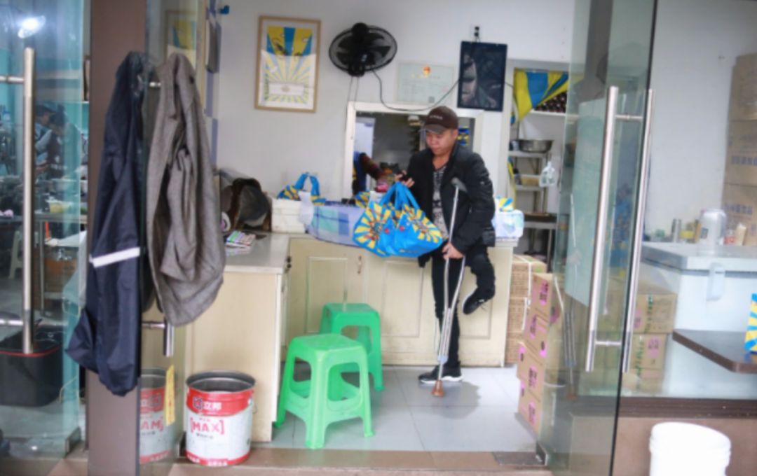 泪目瞬间快递小哥,单腿小哥冒雨送外卖