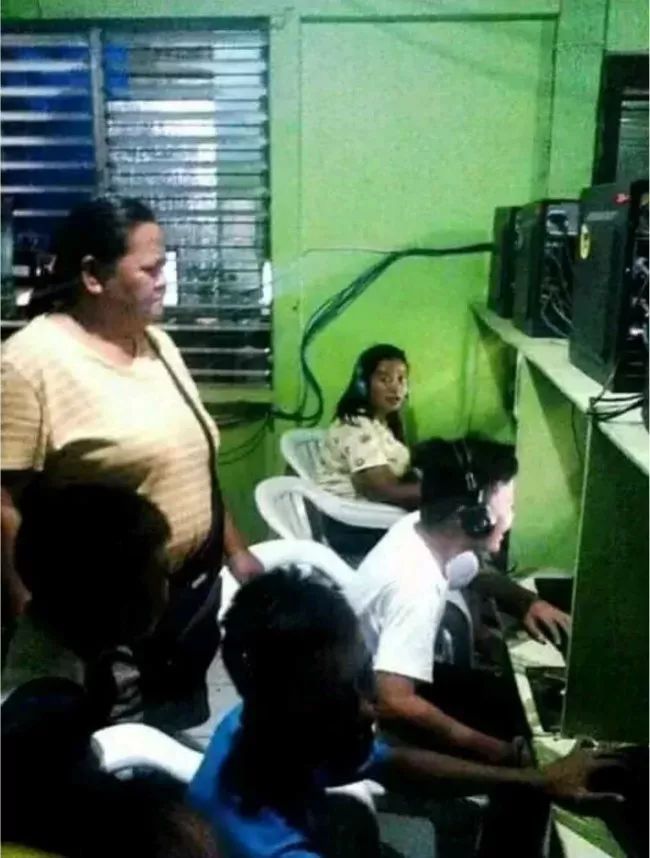 雨天开车后车镜有水咋办,开车雨刷坏了怎么处理