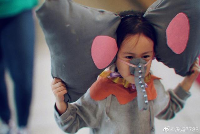 孙莉晒大女儿画作,多多和孙莉的画