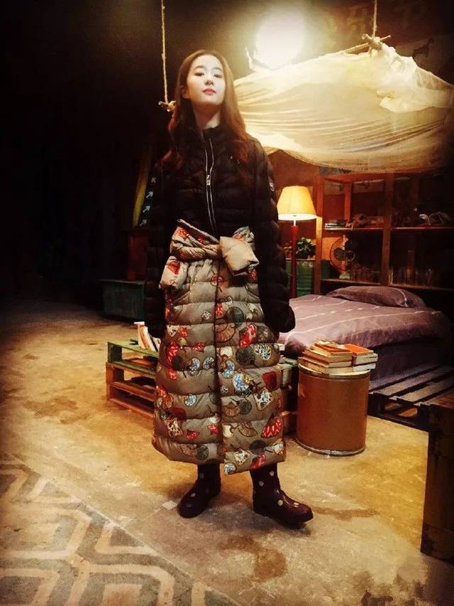 杨紫宋轶,宋轶羽绒服粉色