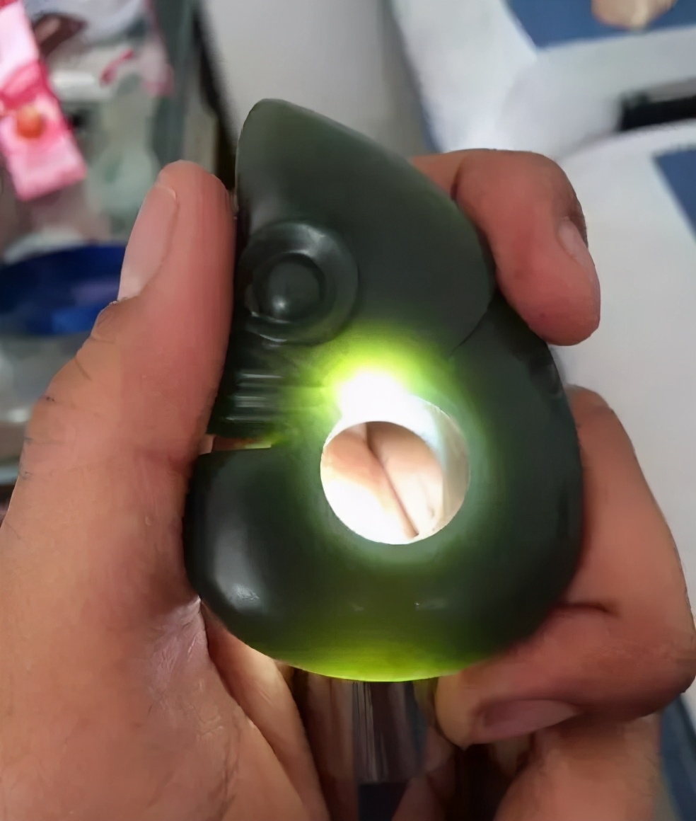 稀奇!亲戚从迪拜带回来的“翡翠”,放了几天,居然冒油了