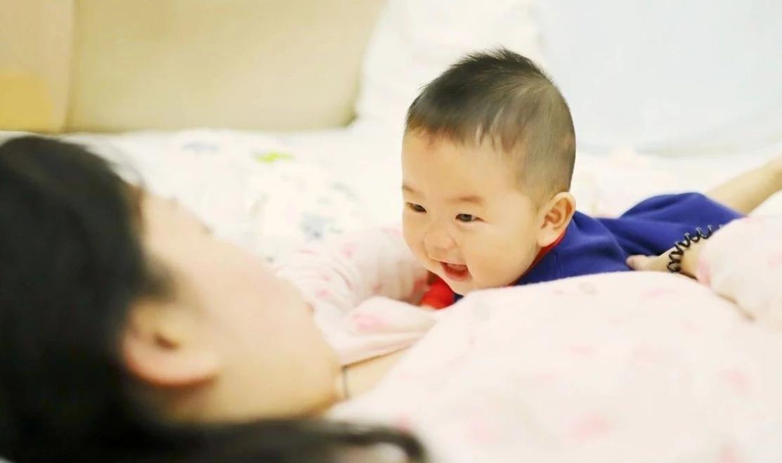 宝宝像尿颤一样的摇头是怎么回事,宝宝八个月摇头像拨浪鼓怎么回事