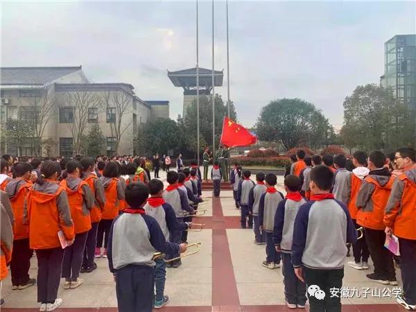 鼓号队升旗仪式出旗,升国旗鼓号队表演小学生