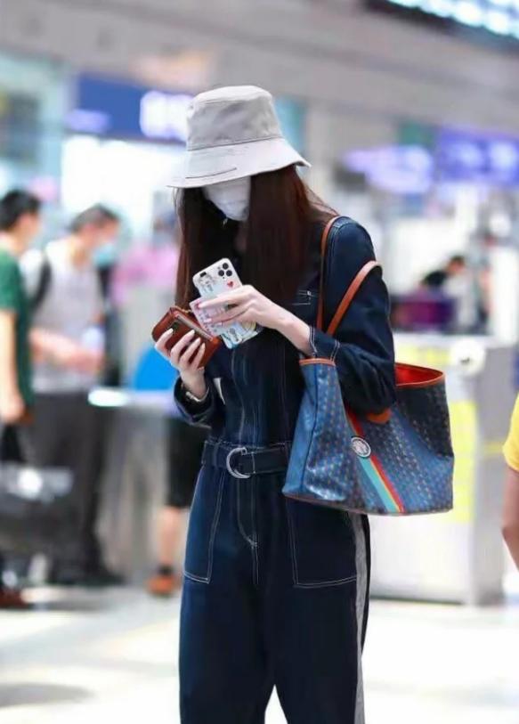 何穗身材苗条穿什么衣服都显瘦,何穗紧致裤子搭配