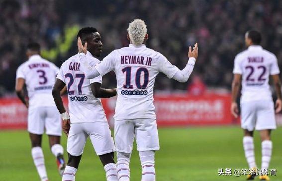 欧洲足坛暖心画面！这巨星梅开二度后不庆祝，用一手势悼念科比