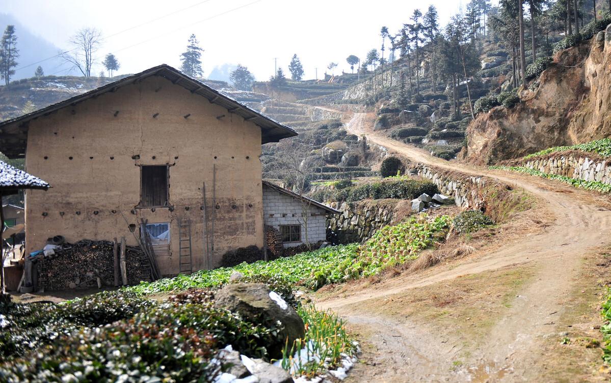 屋后有水适合建房子吗,门前有坟墓可以建房吗
