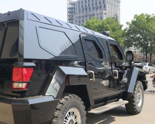 凶猛女司机不服交警拦车,女司机开越野车被交警拦