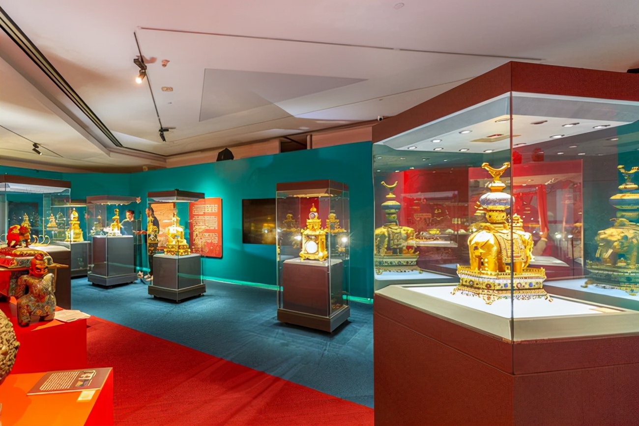 郎世宁画的后妃为什么长一样,郎世宁给乾隆和妃子画的油画肖像