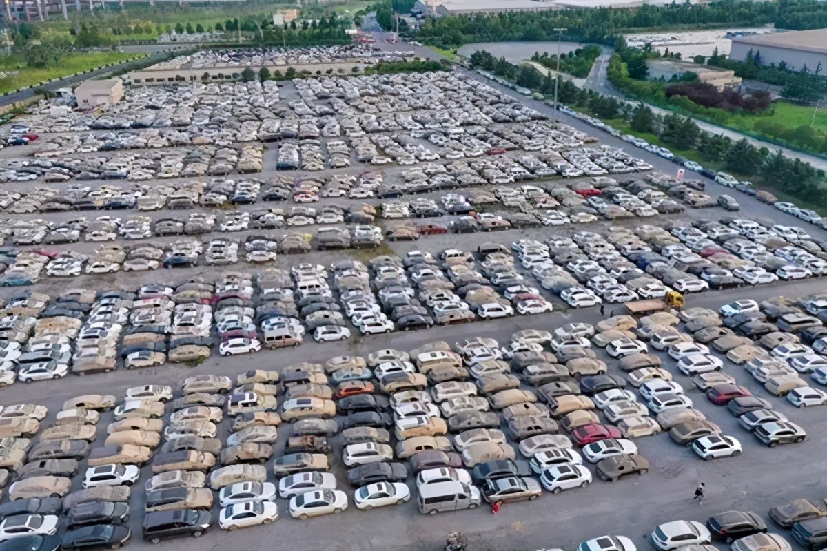 郑州暴雨市民车全部被淹崩溃大哭,郑州暴雨车子被淹