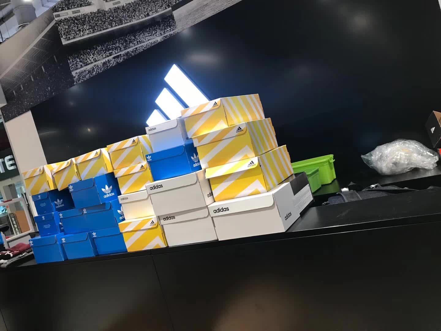 在哪里买耐克阿迪便宜正品,现在耐克阿迪的专卖店都打折了吗