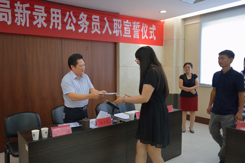 公务员工资才4000为什么,公务员月薪1万是真的吗