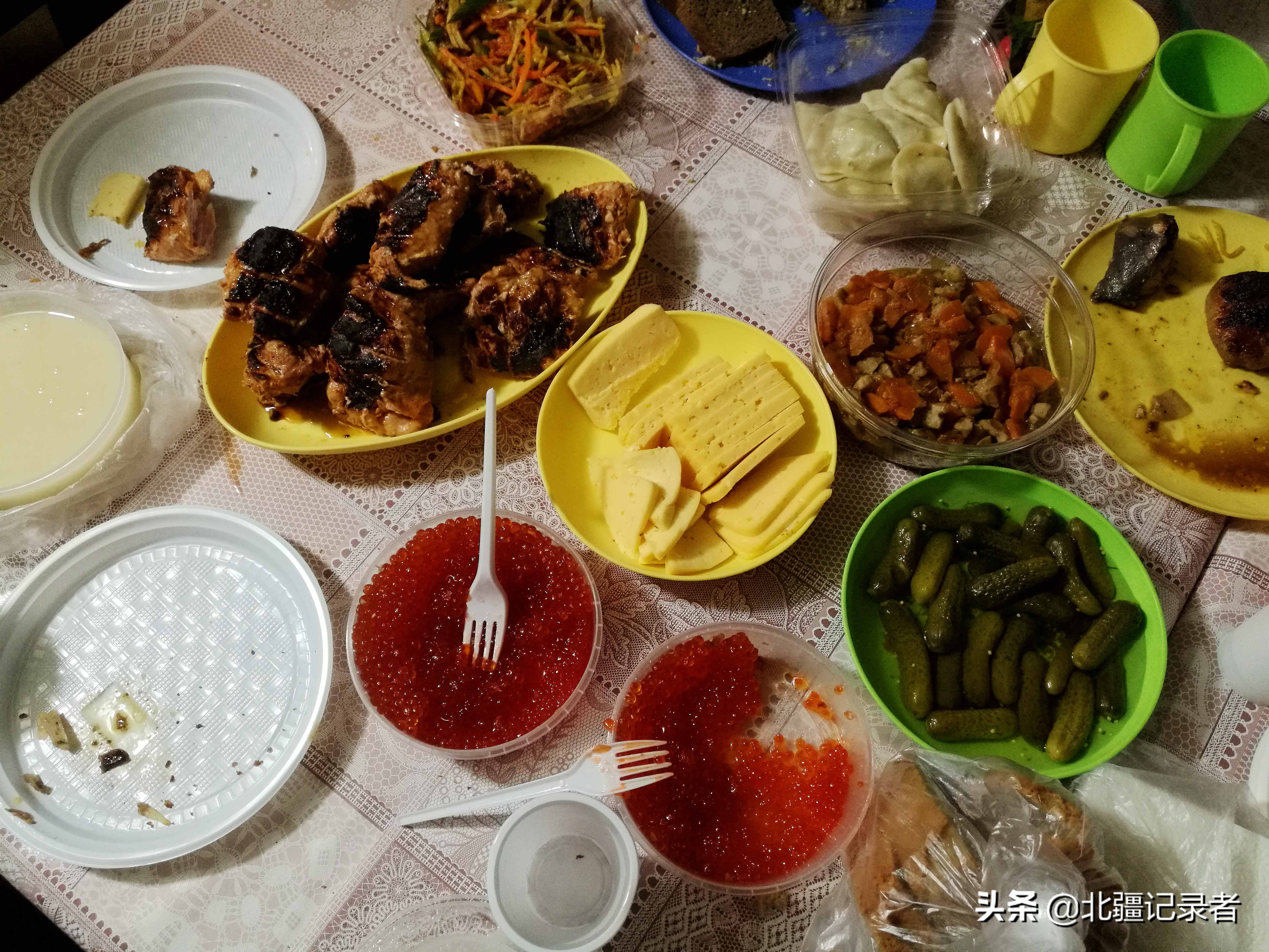 俄罗斯大叔用这些食材招待中国好朋友,中国大叔有话说