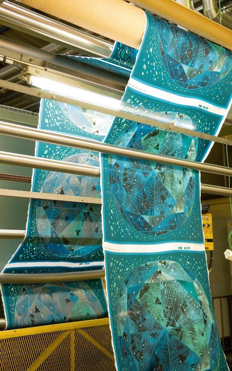 18个月时间才完成一条丝巾！Hermès爱马仕像画作般的百年作品