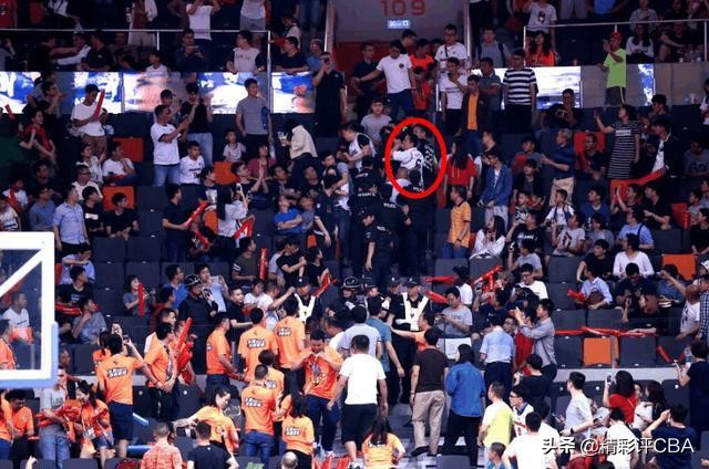 辽宁球迷暴揍浙江球迷,辽宁球迷打浙江球迷3秒8拳原视频