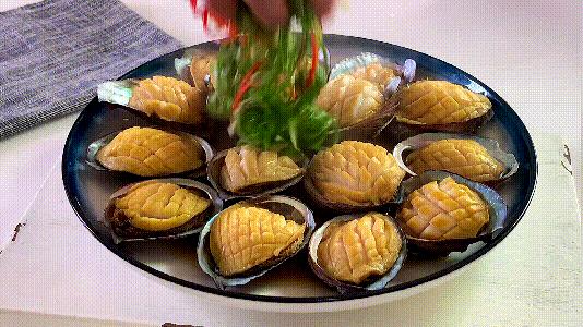 诚意满满的炖一百只鲍鱼招待客人,鲍鱼招待客人的做法