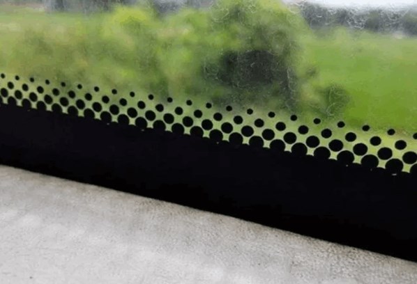 后挡风玻璃有几个小黑点,挡风玻璃上有很多小黑点