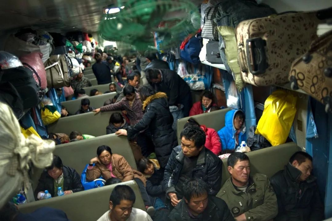 孩子坐绿皮火车看人世百态,绿皮火车才能反映生活百态