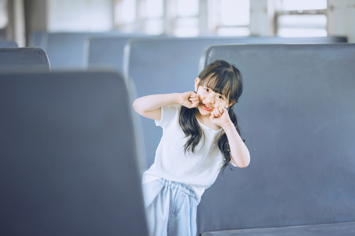 他所拍摄的萌娃温暖人心，满足了你对女儿的全部幻想