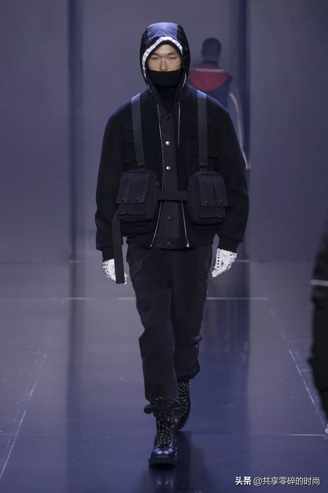 太平鸟女装新年穿搭,2022春夏巴黎时装周互动云秀场