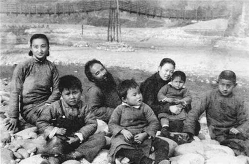 1岁被抛弃，因父亲是张大千生活处处受限，最后留下遗书卧轨自杀