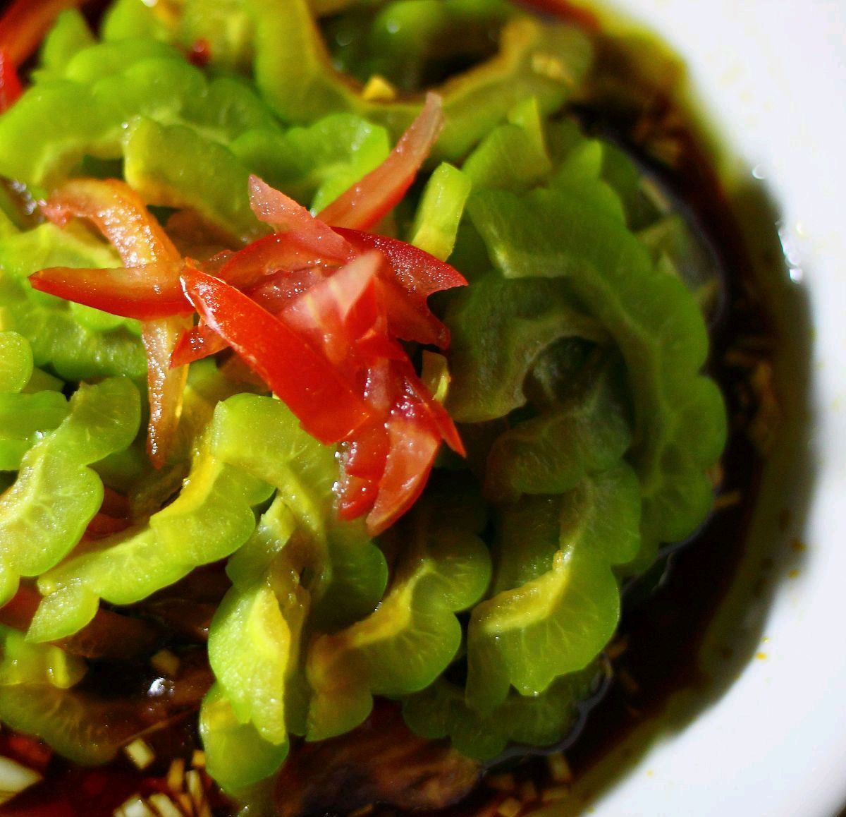 吃苦瓜对身体好,很多人吃不了它的“苦味”教你一招切掉“苦源”