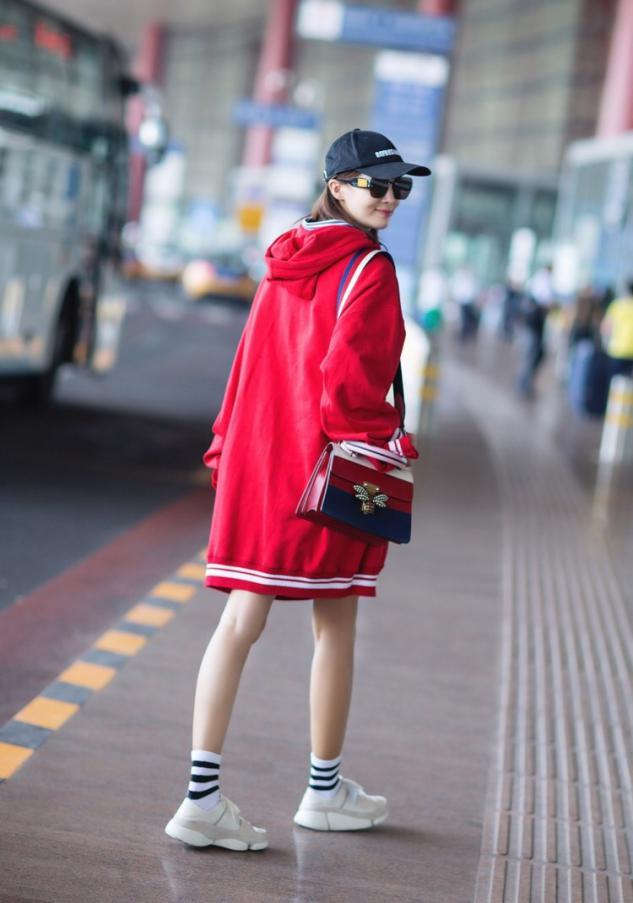 卫衣短靴今年秋冬最in穿搭,带帽卫衣配光腿神器短靴秋冬