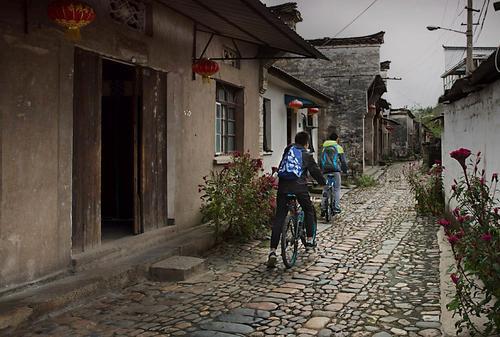 易烊千玺荣获金像奖最佳新人演员,易烊千玺成最年轻金像奖准影帝