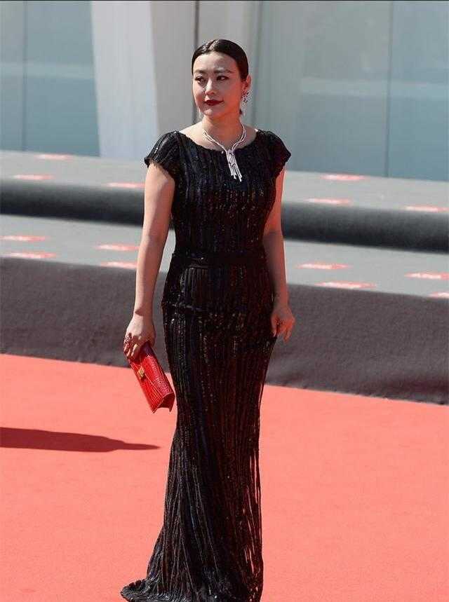 郝蕾身材真有料，穿黑色蕾丝上衣搭配白色半身裙，身材凹凸有致