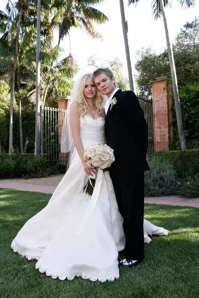 18岁红透全球却因患病失联,被揣测去世后涅槃重生,她叫艾薇儿