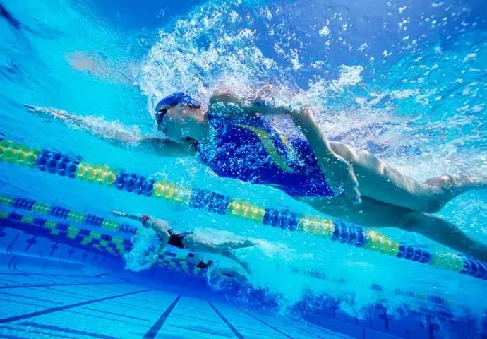 提高自由泳的10个技巧,自由泳的正确方法和技巧