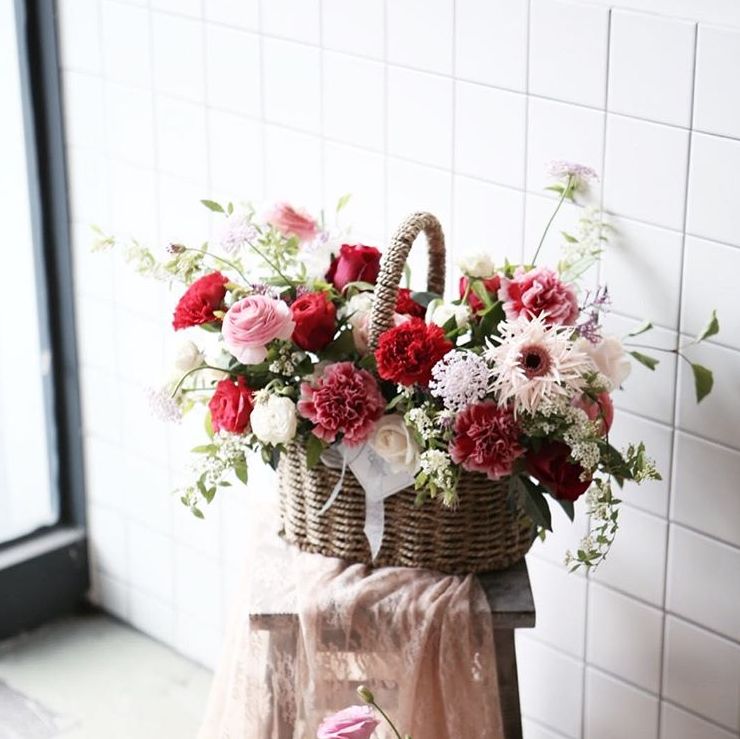 康乃馨插花教程母亲节花篮,母亲节一朵玫瑰四朵康乃馨插花