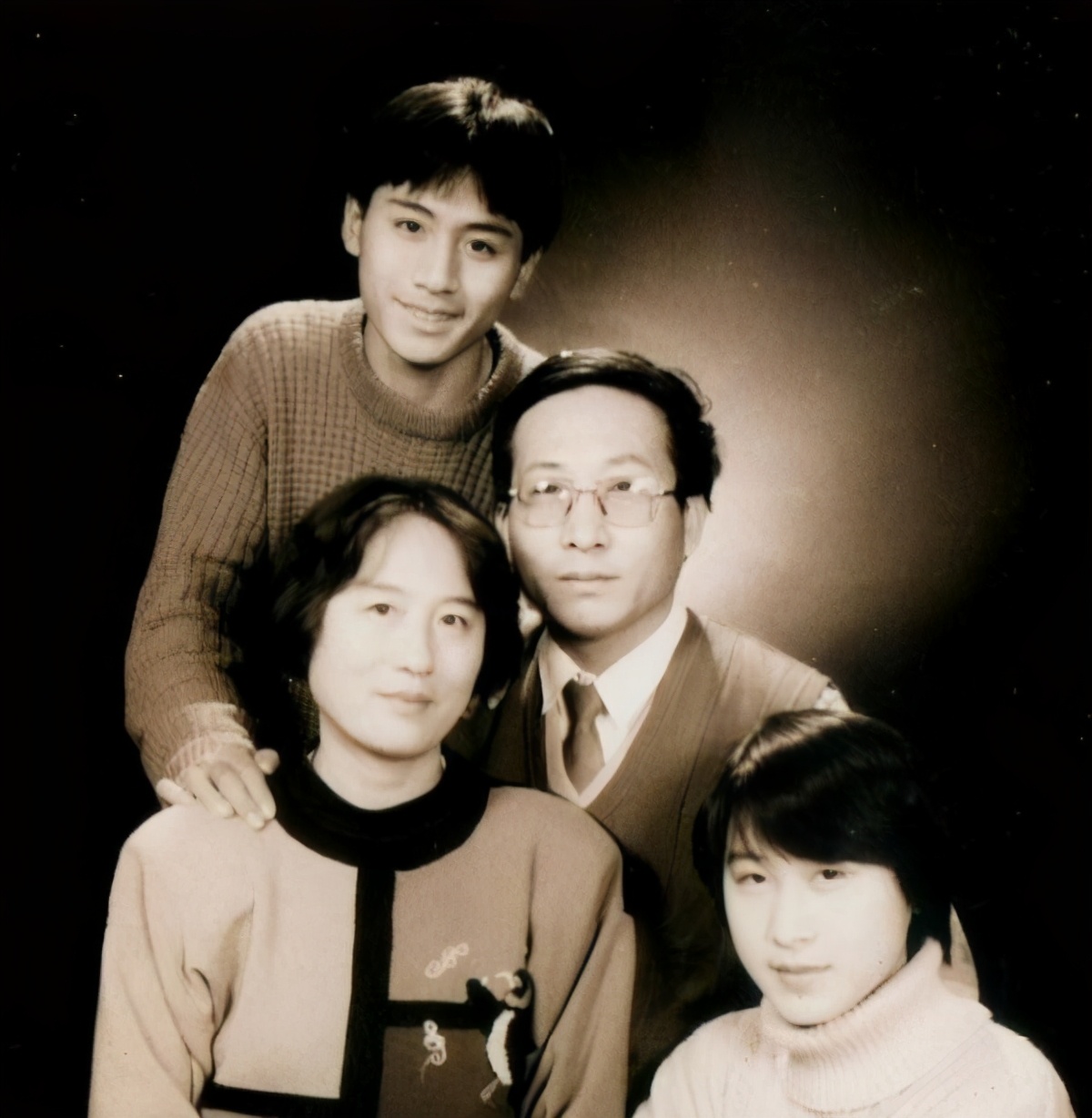 刘烨混血儿女变化大,儿子帅气女儿腼腆,法国妻子傲娇美丽似贵族