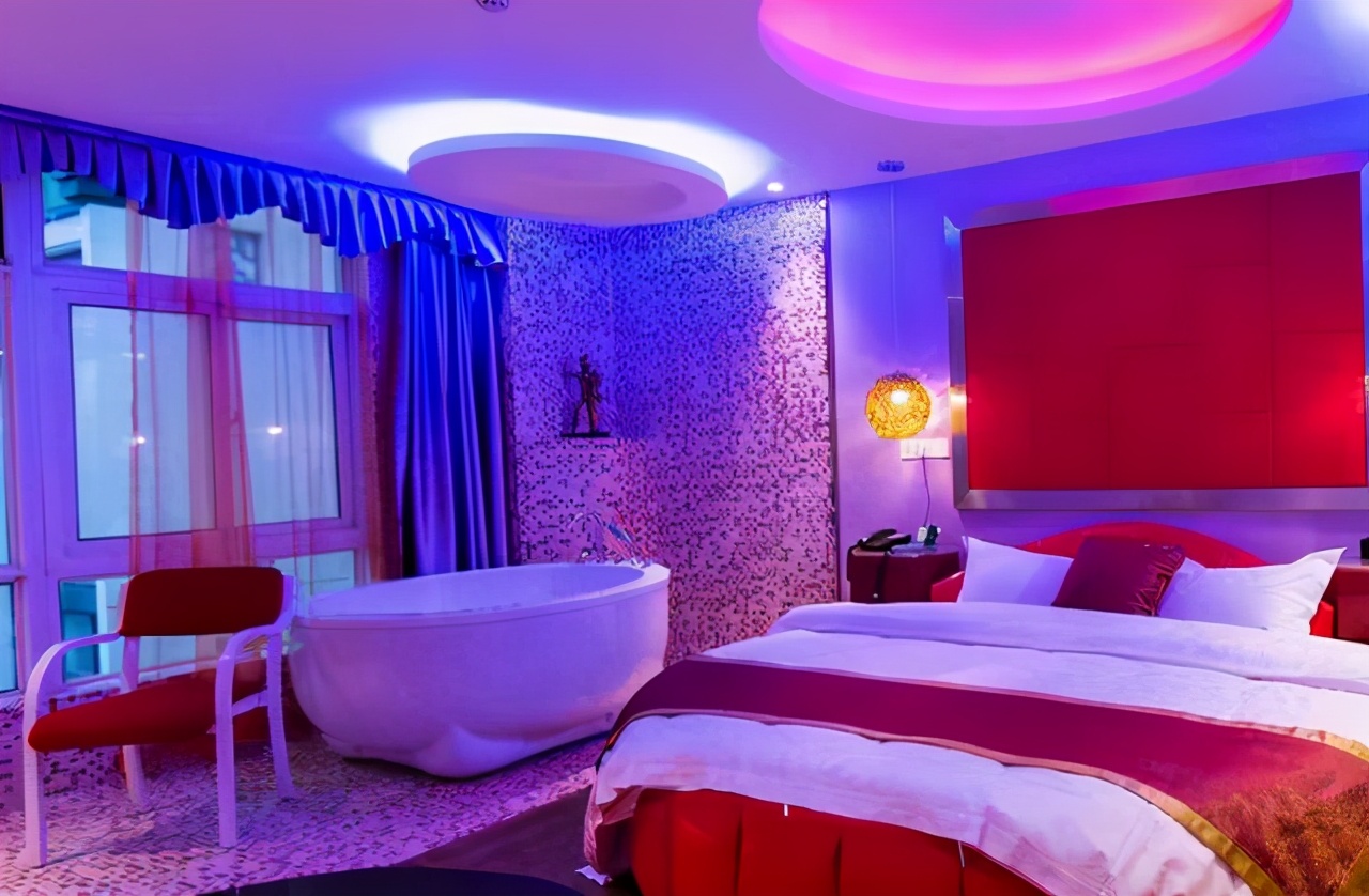 为什么在酒店睡觉厕所灯不要关,住酒店为什么厕所灯要开着