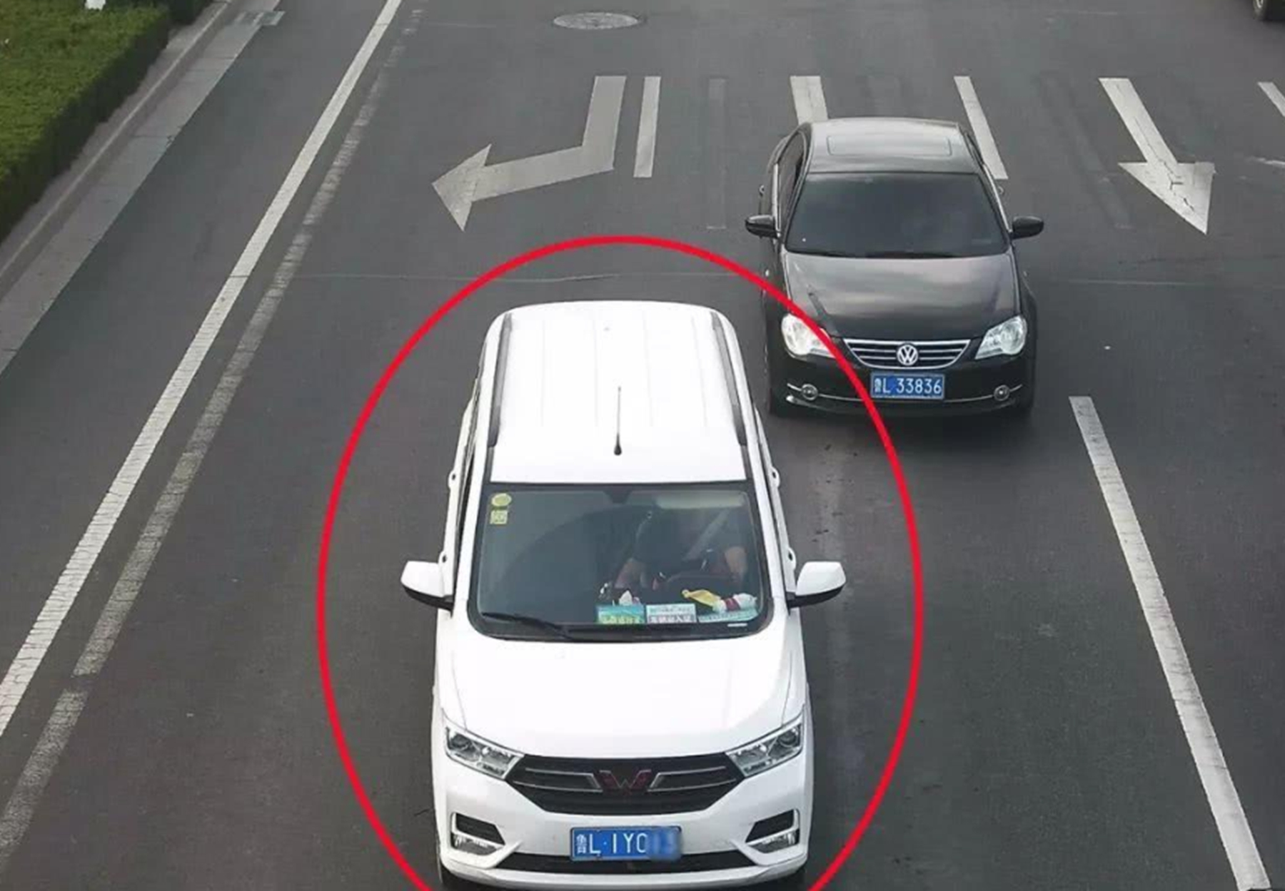 前车出现故障不动时，后车压线变道会扣分吗？交警：再说最后一遍