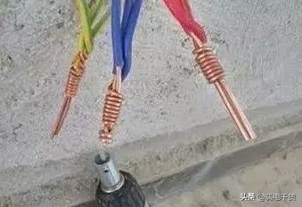 老电工接线头5秒一个美观又牢固,老电工安装插座线路一分钟搞定