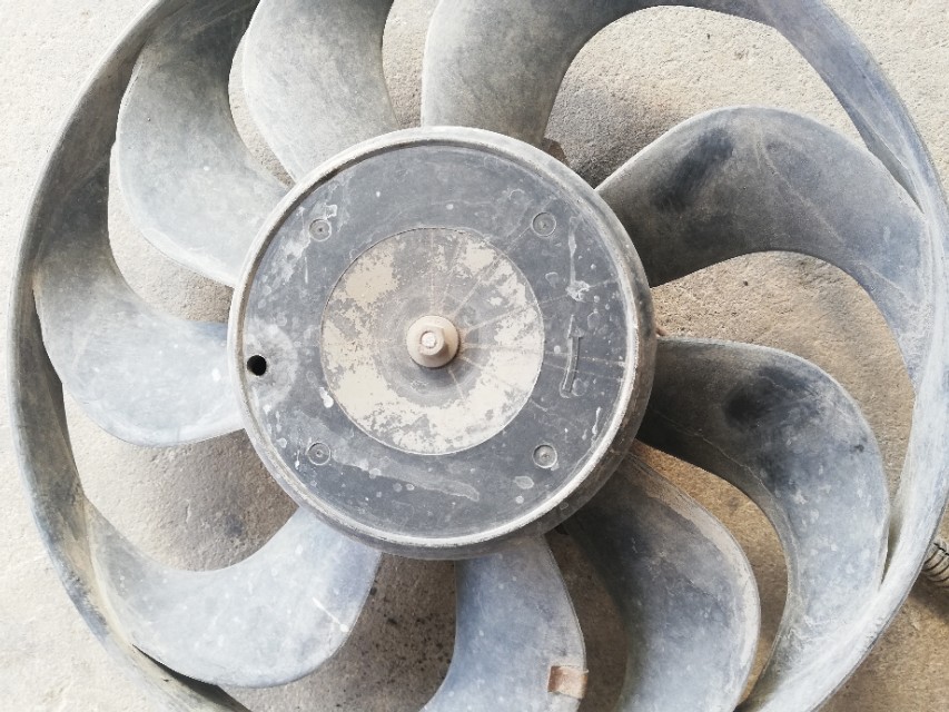 汽车空调冷风不臭热风臭怎么回事,车空调刚打开时有异味一会就好了