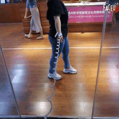 “遛娃神器”or“坑娃凶器”?儿童“牵引绳”方便,使用也要当心