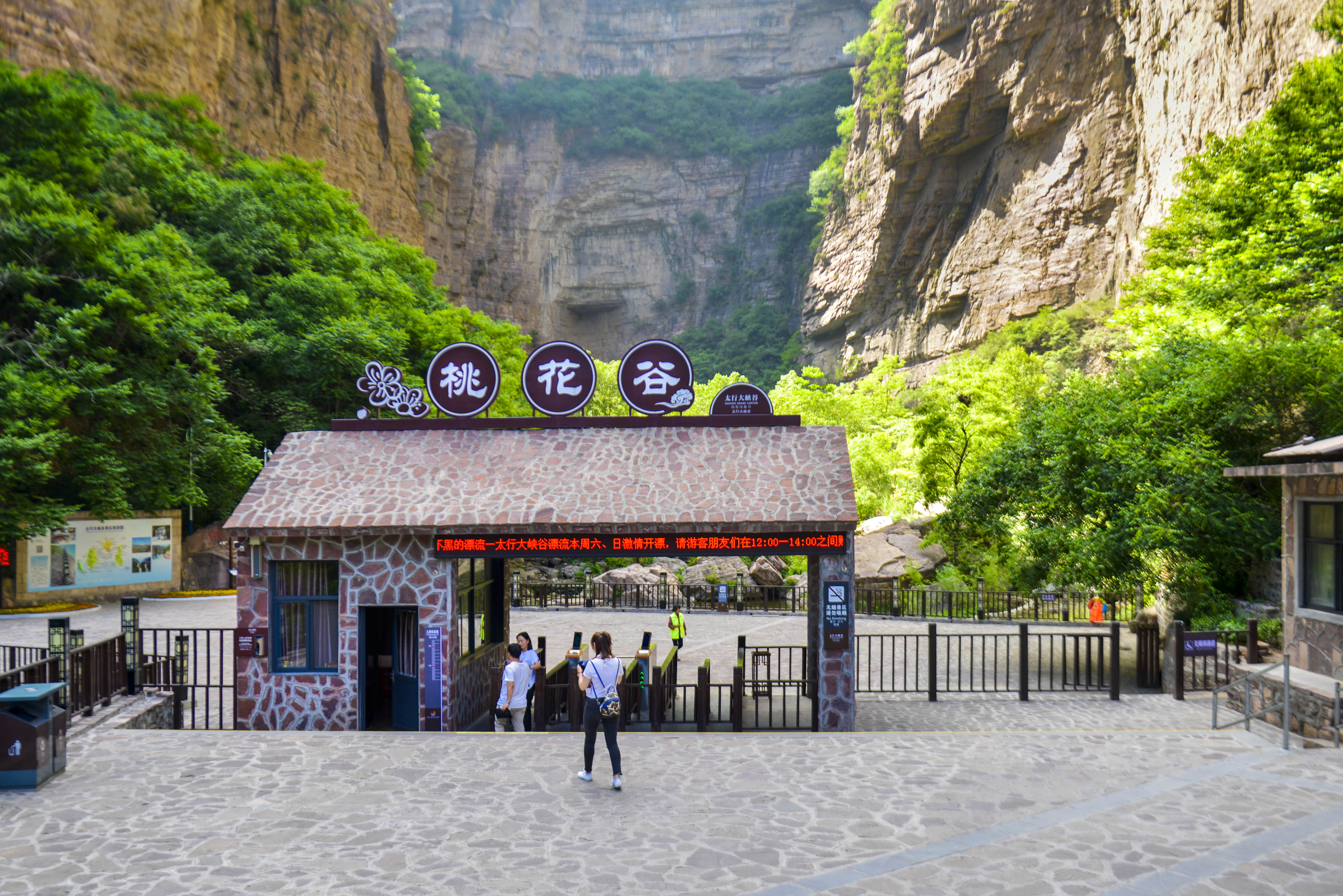 来到这里，我承认我腿有些软，但我还是痴迷于它的美