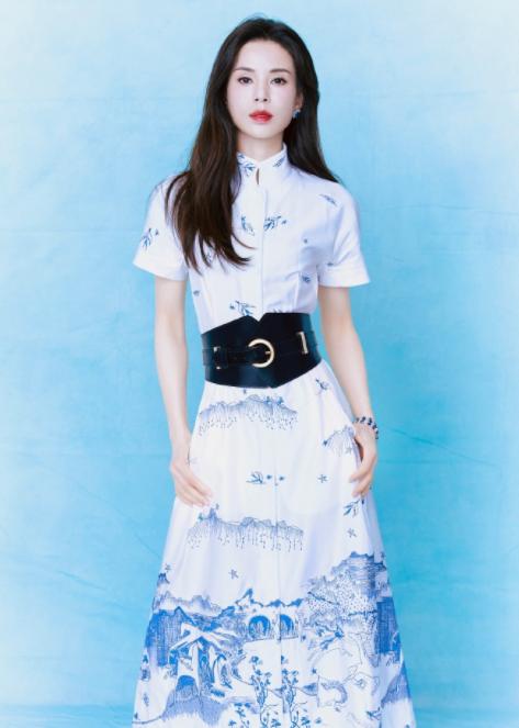 55岁李若彤身材宛如少女,54岁的李若彤身材曲线绝佳