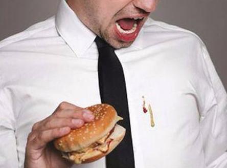 衣服上的油渍怎么洗才能彻底去除,衣服有油渍怎么清洗衣服