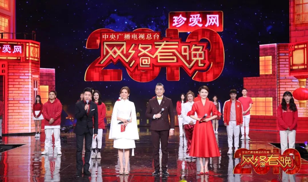 央视春晚温情与科技共融,央视春晚展现中国创新发展