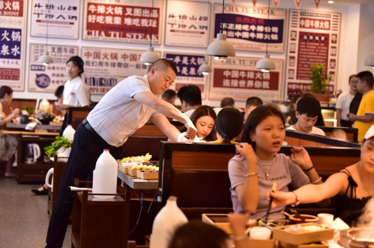 用刀叉吃七分熟牛排,用刀叉吃牛肉火锅