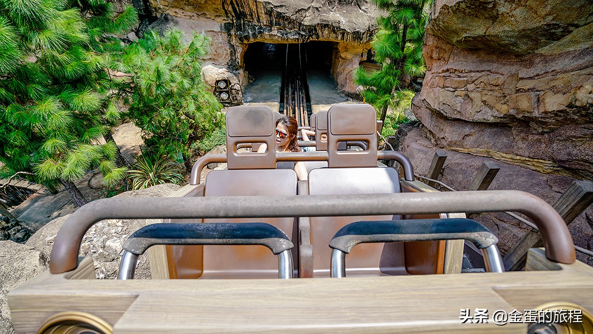 你应该能猜到,目前世界上最惨淡迪士尼乐园就是香港了,确实惨