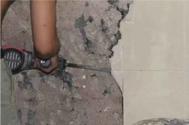 父母嫌弃瓷砖太冰冷，我直接铺上木地板，入住2年后，夸我太聪明