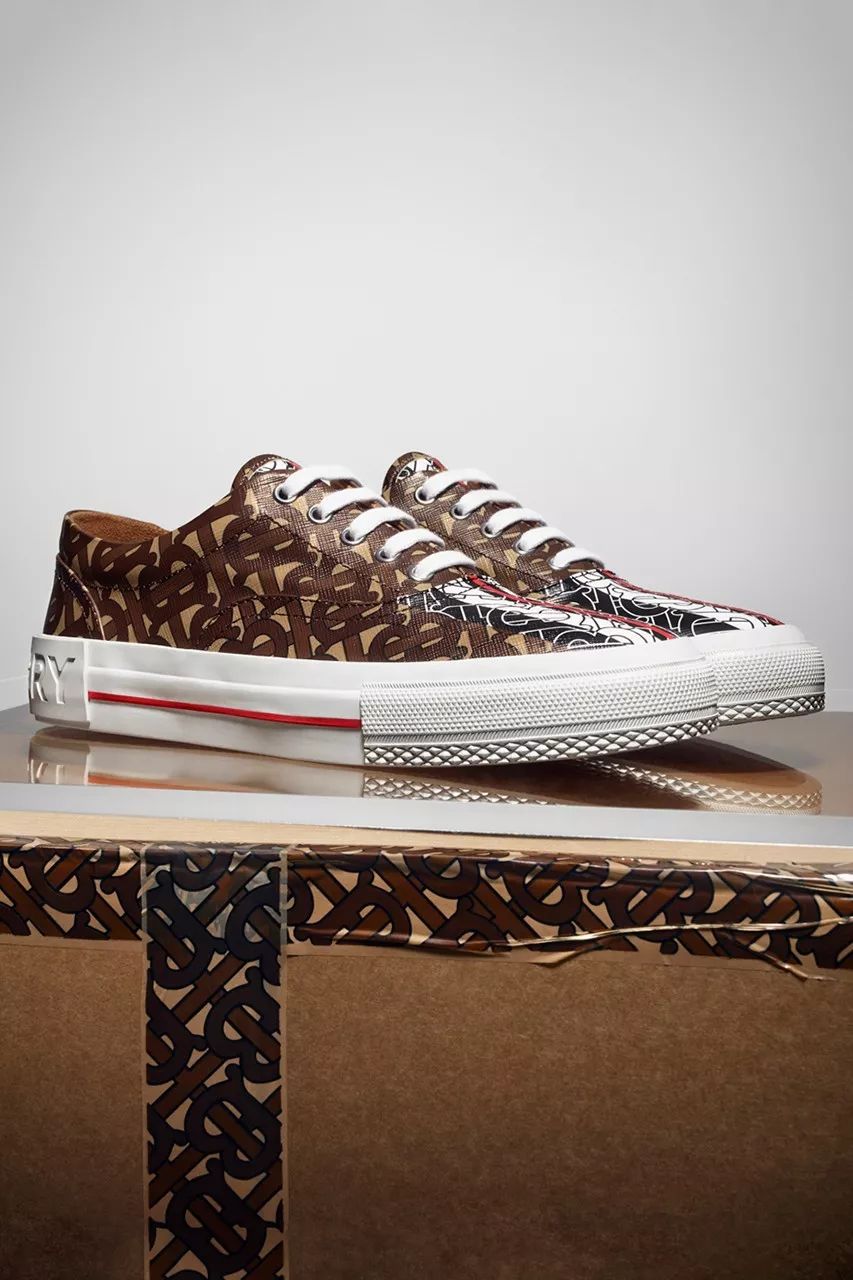 burberry近5年高级成衣的共性,Burberry为什么印花都在里面