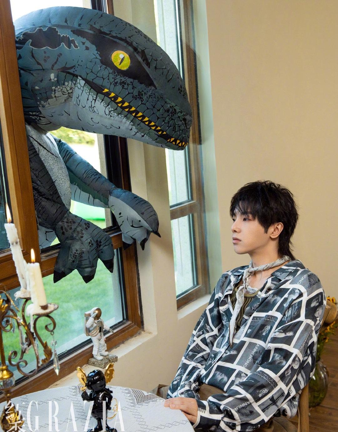 华晨宇头戴兔耳朵发箍 (华晨宇戴墨镜)