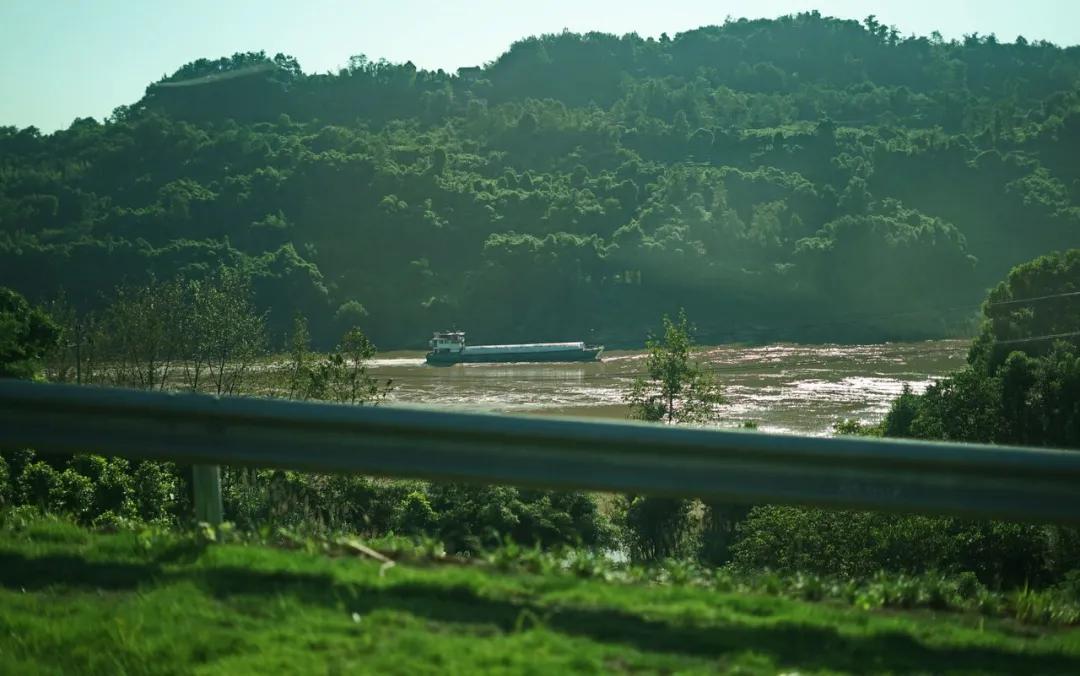 负重前行的路上也要心存美好,负重前行方能完成使命