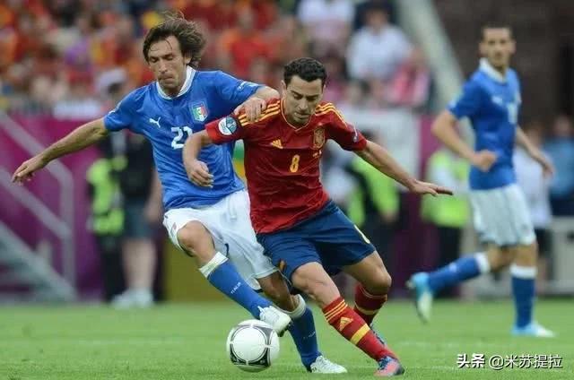 足坛中场“大师级”人物，哈维、皮尔洛、斯科尔斯，谁能厉害些？