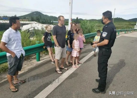 超员闯红灯罚多少,超员80%以上的违章处罚