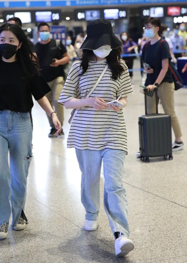 热巴穿搭条纹裤,热巴穿小黑裤子